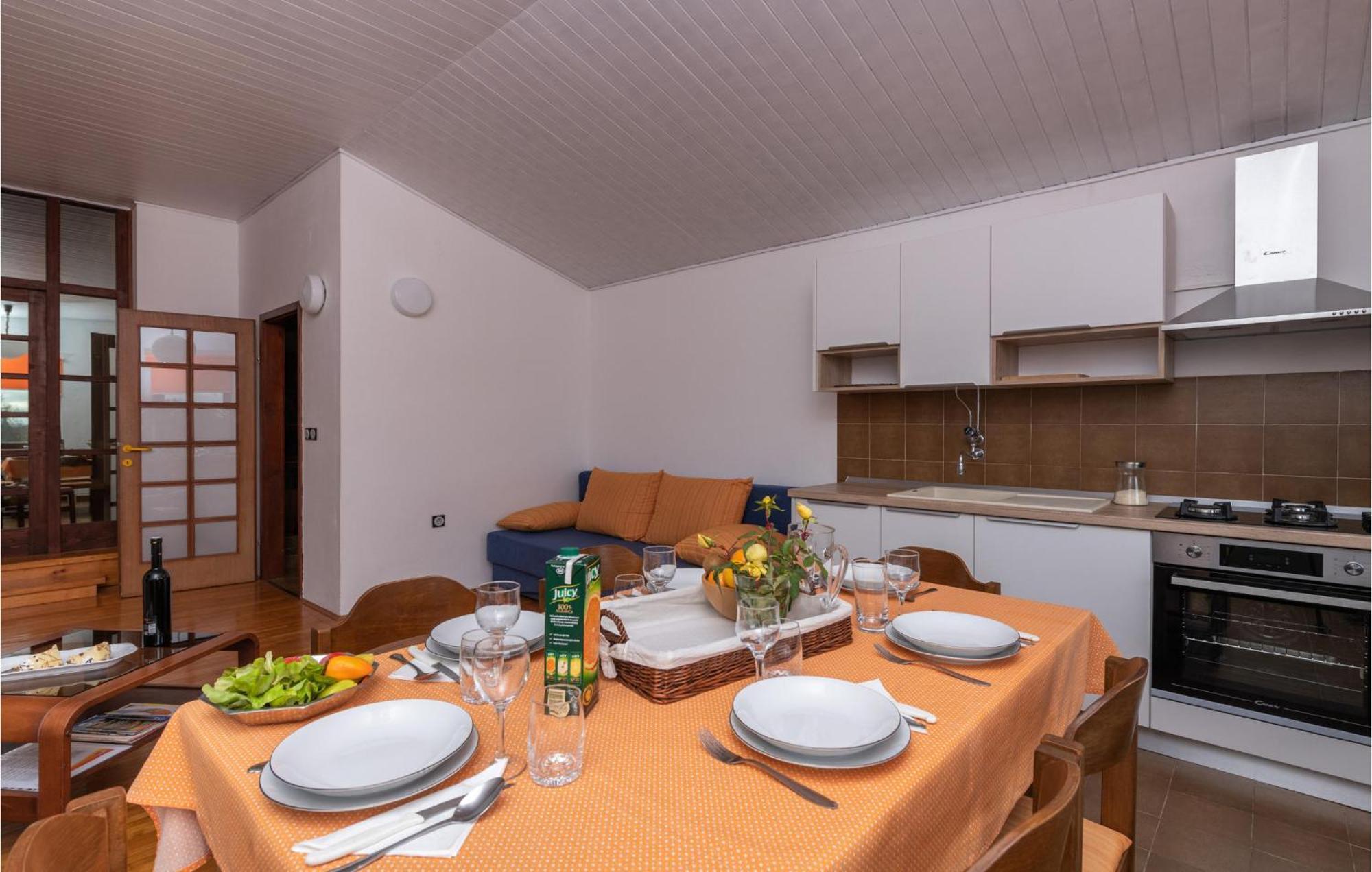 2 Bedroom Awesome Apartment In Barban Zimmer foto
